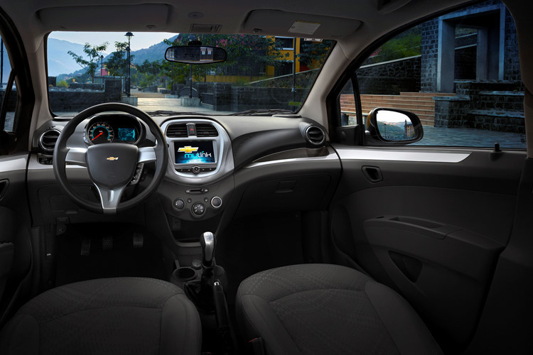 Trang bị nội thất trên Chevrolet Spark khá đơn giản nhưng cũng được thiết kế lại hiện đại hơn so với trươc đây. Xe sở hữu cụm đồng hồ điều khiển giúp người lái nhanh chóng theo dõi các thông số cần thiết khi đang vận hành, hệ thống điều hòa không khí điều chỉnh cơ, vô lăng 3 chấu.