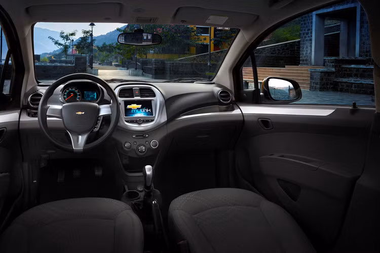 Trang bị nội thất trên Chevrolet Spark khá đơn giản nhưng cũng được thiết kế lại hiện đại hơn so với trươc đây. Xe sở hữu cụm đồng hồ điều khiển giúp người lái nhanh chóng theo dõi các thông số cần thiết khi đang vận hành, hệ thống điều hòa không khí điều chỉnh cơ, vô lăng 3 chấu.