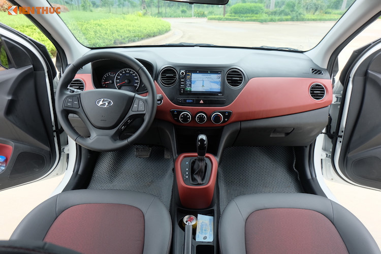 Trong khi đó, phiên bản Base của mẫu xe Hyundai i10 sẽ được trang bị khối động cơ 1.2L có giá khởi điểm 330 triệu đồng. Đối với phiên bản sedan (4 cửa) giá bán của phiên bản thấp nhất dùng động cơ 1.2L là 350 triệu đồng (phiên bản sedan không dùng động cơ 1.0L).