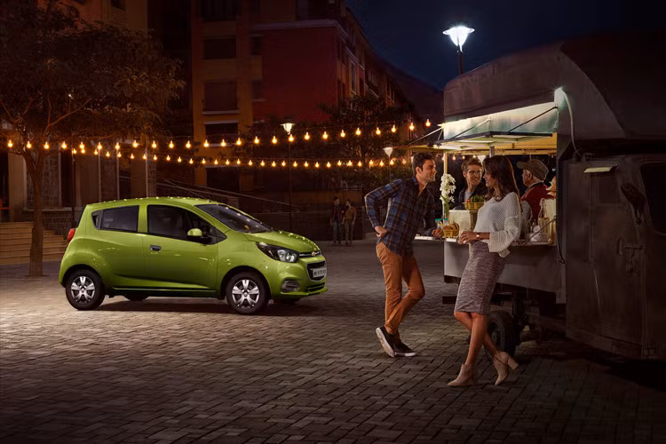 Trong khi đó, phiên bản van Spark Duo có giá bán 269 triệu đồng cũng là một lựa chọn sử dụng như một phương tiện hàng ngày của nhiều người với sự linh động trong mục đích sử dụng cũng như chi phí sở hữu thấp hơn các dòng xe khác (phí trước bạ 2%, phí cấp biển số 500.000 đồng).