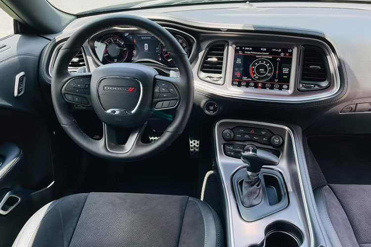 Bên trong khoang nội thất, Dodge Challenger 2021 mới tiếp tục thể hiện sự cơ bắp với tâm điểm là hệ thống màn hình trung tâm nối liền cụm đồng hồ lái. Thiết kế của xe theo xu hướng thể thao nên sẽ không quá sang trọng ở đây. Tuy nhiên, cách bố trí mọi chi tiết đều hướng về người lái giúp việc điều khiển xe dễ dàng hơn.