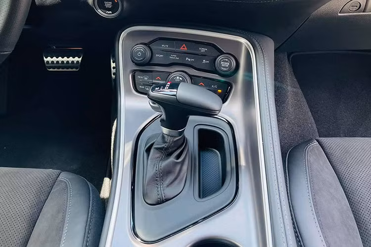 Dodge Challenger 2021 được đánh giá là chiếc xe thể thao an toàn với nhiều công nghệ tiên tiến như: phanh ABS/BA/EBD, cảnh báo chệch làn đường và hỗ trợ giữ làn, cảnh báo điểm mù, cảnh báo va chạm thông qua radar, ga tự động thích ứng, camera/cảm biến lùi…