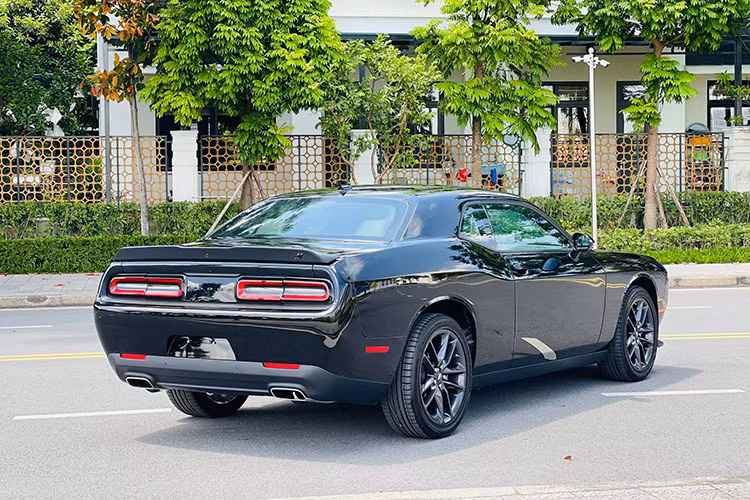 Là phiên bản tiêu chuẩn nên Dodge Challenger GT 2021 sử dụng động cơ xăng V6 dung tích 3.6L cho công suất cực đại 305 mã lực và mô-men xoắn 363 Nm. Cỗ máy trên kết hợp số tự động 8 cấp và hệ dẫn động 4 bánh. Ngoài ra, khách hàng còn có thêm lựa chọn phiên bản cao cấp với động cơ V8 dung tích 6.2L cho công suất đến 717 mã lực.