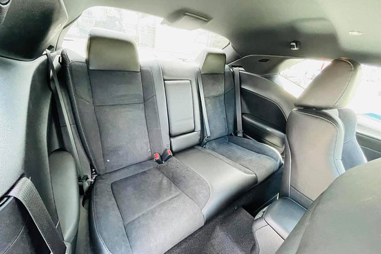 Cũng giống như nhiều đối thủ khác, chiếc Sport Car đến từ Mỹ sở hữu hệ thống ghế ngồi 2+2 với chất liệu da kết hợp da lộn. Ghế lái chỉnh điện và ghế phụ chỉnh cơ cùng chức năng sưởi ấm/làm mát được điều chỉnh trên màn hình trung tâm.