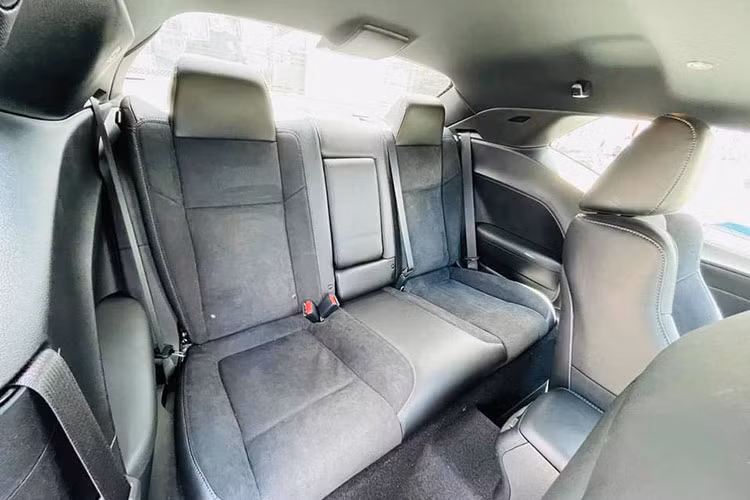 Cũng giống như nhiều đối thủ khác, chiếc Sport Car đến từ Mỹ sở hữu hệ thống ghế ngồi 2+2 với chất liệu da kết hợp da lộn. Ghế lái chỉnh điện và ghế phụ chỉnh cơ cùng chức năng sưởi ấm/làm mát được điều chỉnh trên màn hình trung tâm.