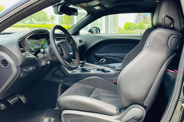 Vô-lăng xe được thiết kế dạng 3 chấu bọc da với các lỗ thông khí cùng hàng loạt phím bấm chức năng. Trong đó, chiếc xe này được Dodge cung cấp 2 chế độ ga tự động và ga tự động thích ứng mang đến nhiều lựa chọn hơn cho người dùng. Ở phía sau, cụm đồng hồ dạng Analog kết hợp với màn hình trung tâm hiển thị thông tin vận hành.