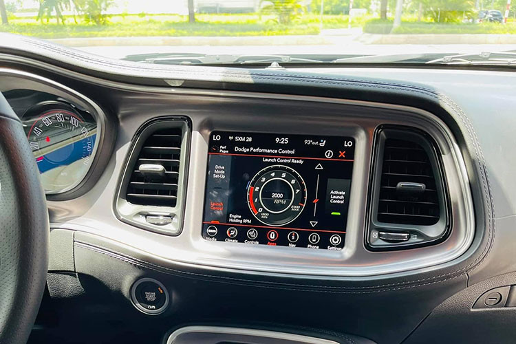 Hệ thống giải trí trên Dodge Challenger thế hệ mới nổi bật với màn hình cỡ lớn có tính năng kết nối điện thoại thông minh, phát wifi, kết nối USB, Bluetooth… Bên cạnh đó, xe có điều hòa tự động, sấy kính, nút bấm khởi động, chìa khóa thông minh, loa Alpine, đèn pha tự động…