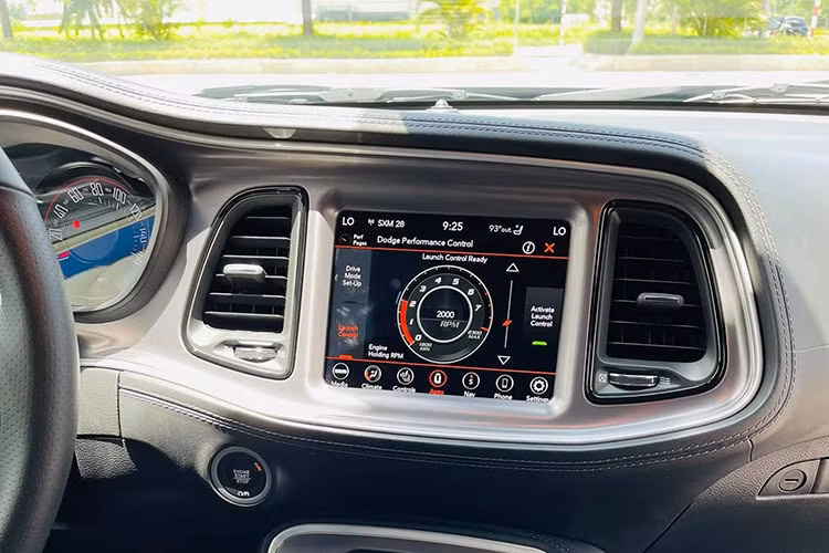 Hệ thống giải trí trên Dodge Challenger thế hệ mới nổi bật với màn hình cỡ lớn có tính năng kết nối điện thoại thông minh, phát wifi, kết nối USB, Bluetooth… Bên cạnh đó, xe có điều hòa tự động, sấy kính, nút bấm khởi động, chìa khóa thông minh, loa Alpine, đèn pha tự động…