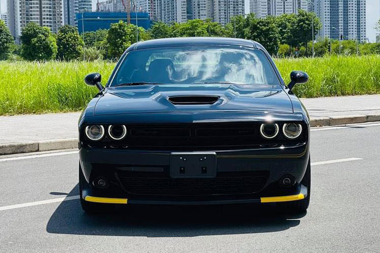 Dodge Challenger thế hệ mới sở hữu cản trước khí động học giúp chiếc xe hoạt động ở tốc độ cao. Đặc biệt, xe còn sở hữu hệ thống radar phía trước trong gói an toàn cao cấp và hệ thống đèn sương mù được tích hợp. Hông xe thiết kế khỏe khoắn, đuôi có thiết kế nhô lên đầy khác biệt. Sự hầm hố của xe còn được gia tăng bởi đây là phiên bản sở hữu "lớp áo" sơn đen toàn bộ.