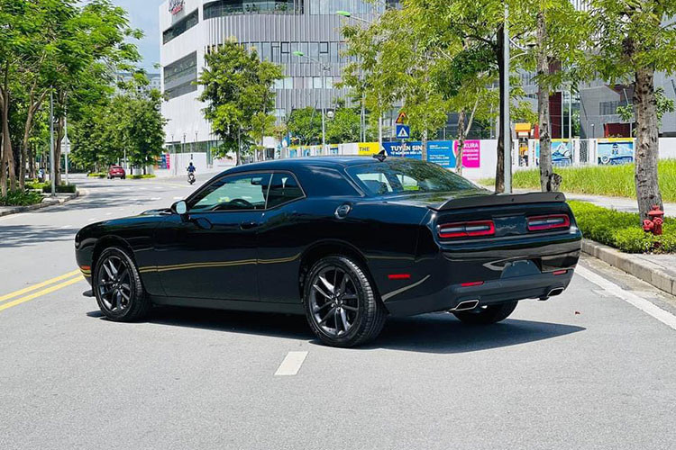 Về ngoại hình, chiếc Dodge Challenger 2021 mới về Việt Nam đầy giữ dằn với cặp đèn pha tạo hình elip mang đến cho chiếc xe sự hầm hố. Đèn pha/cos trên xe sử dụng công nghệ LED Projector được đặt khéo léo dưới lớp mui xe. Trung tâm là hệ thống lưới tản nhiệt được chia thành 2 khoang riêng biệt có logo GT, trên nắp ca-pô xe sở hữu hốc thoát gió để làm mát động cơ.