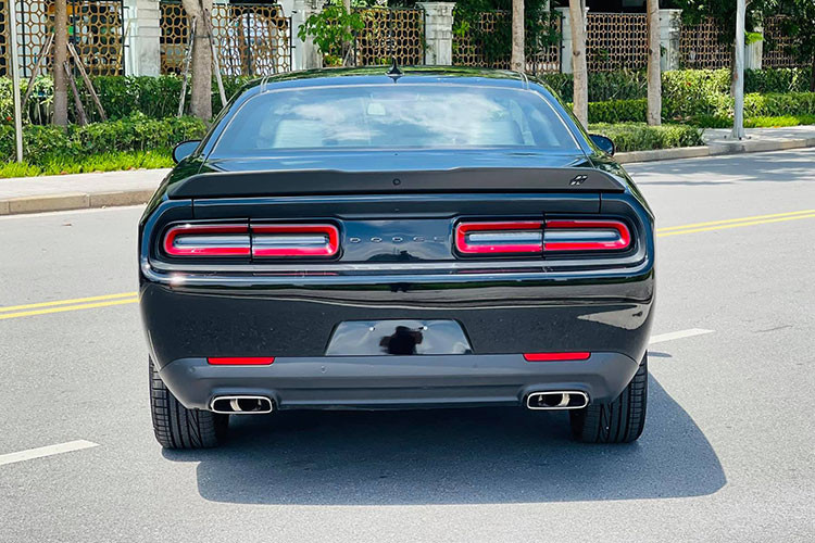 Ngôn ngữ thiết kế đuôi xe Dodge Challenger không khác biệt với phần đầu khi cụm đèn hậu LED tạo hình chữ nhật đặc trưng, ống xả kép đặt đối xứng mang đến vẻ cân đối cho chiếc xe đến từ Mỹ này. Hơn nữa, Dodge Challenger 2021 còn được tích hợp cánh gió thể thao, hệ thống camera/cảm biến lùi là những trang bị không thể thiếu...