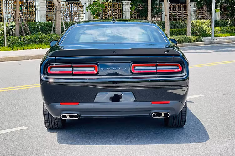 Ngôn ngữ thiết kế đuôi xe Dodge Challenger không khác biệt với phần đầu khi cụm đèn hậu LED tạo hình chữ nhật đặc trưng, ống xả kép đặt đối xứng mang đến vẻ cân đối cho chiếc xe đến từ Mỹ này. Hơn nữa, Dodge Challenger 2021 còn được tích hợp cánh gió thể thao, hệ thống camera/cảm biến lùi là những trang bị không thể thiếu...