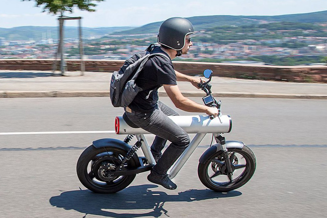 Xe máy điện SOL Pocket Rocket phiên bản tiêu chuẩn có thể đạt tốc độ tối đa 48 km/h và đi được quãng đường tối đa 48 km đến khi cạn pin. Mẫu xe điện có thiết kế như "xe trẻ em" này được bán với mức giá khá khủng lên đến 6.000 USD (khoảng 139 triệu đồng).