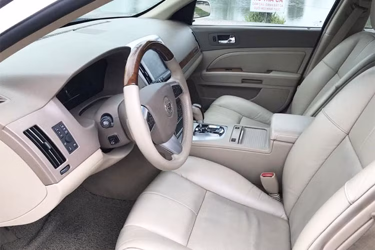 STS 2009 sở hữu trọng lượng 1.750 kg và kích thước dài x rộng x cao lần lượt là 4.985 x 1.845 x 1.464 (mm). Xe được trang bị hệ thống chiếu sáng trên STS 2009 được thiết kế dọc, đèn xương mù dạng bi-xenon. Phía sau là đèn hậu dạng full LED,gương chỉnh điện có chức năng sấy và tự động hạ thấp góc chiếu khi lùi xe cùng với vành 18 inch 7 chấu kép...