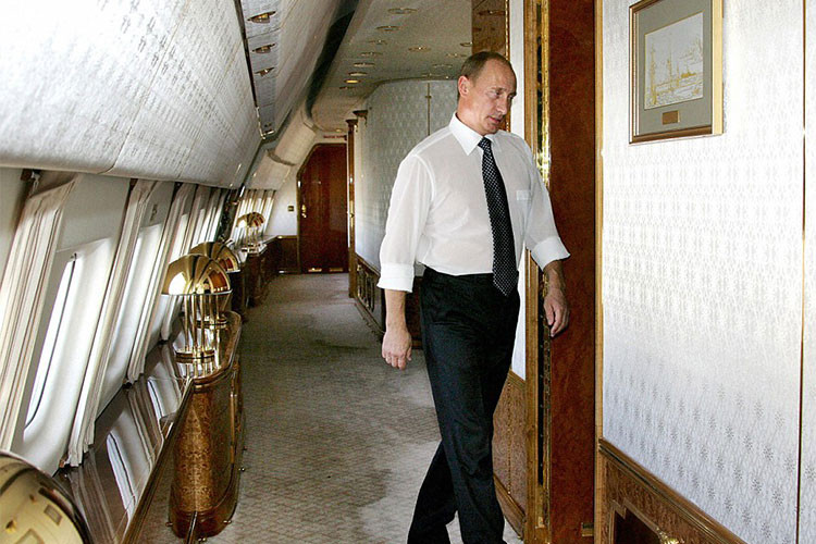 Bên cạnh chuyện được trang bị với thiết bị an ninh công nghệ cao, những chuyên cơ khủng này còn sở hữu những trang bị sang trọng mà khó ai có thể tưởng tượng được như toilet có nắp đậy bằng vàng cũng như các chi tiết làm bằng vàng trên đồ nội thất và tường trong máy bay.