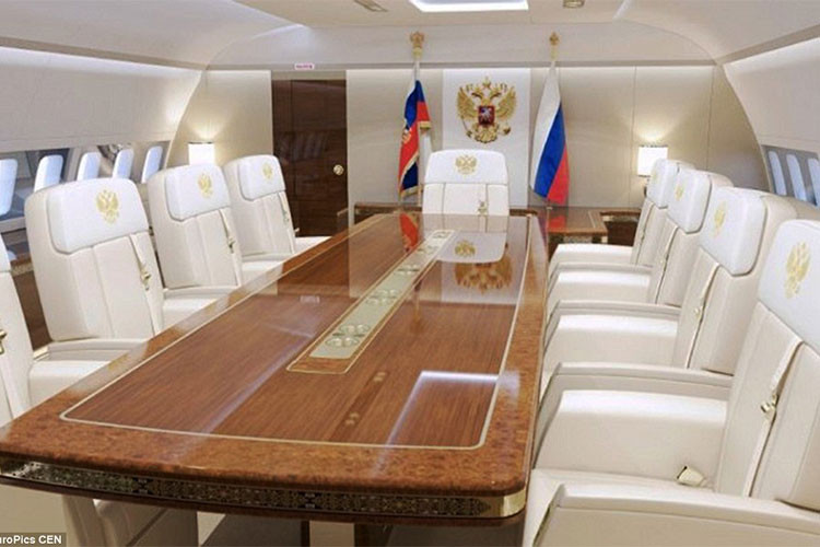 Được sản xuất bởi một đơn vị có tên gọi Voronezh Aircraft Production Association, các máy này đều tên có tên hiệu IL-96-300PU sang trọng và được bao bọc bằng lớp sơn phủ ngoài đặc biệt có thể khiến chúng trở nên khó phát hiện hơn trên hệ thống radar.