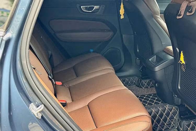 Các trang bị tiện ích khác như ghế trước có chức năng sưởi, làm mát và massage, mang lại cảm giác thoải mái cho người ngồi. Điều hòa 4 vùng tự động, giúp tất cả hành khách có thể điều chỉnh nhiệt độ riêng biệt... Trong khi đó, phiên bản nhập Malaysia bị cắt giảm khá nhiều, chỉ có điều hòa 2 vùng, không có loa Bowers &amp; Wilkins và không có ghế da Nappa.