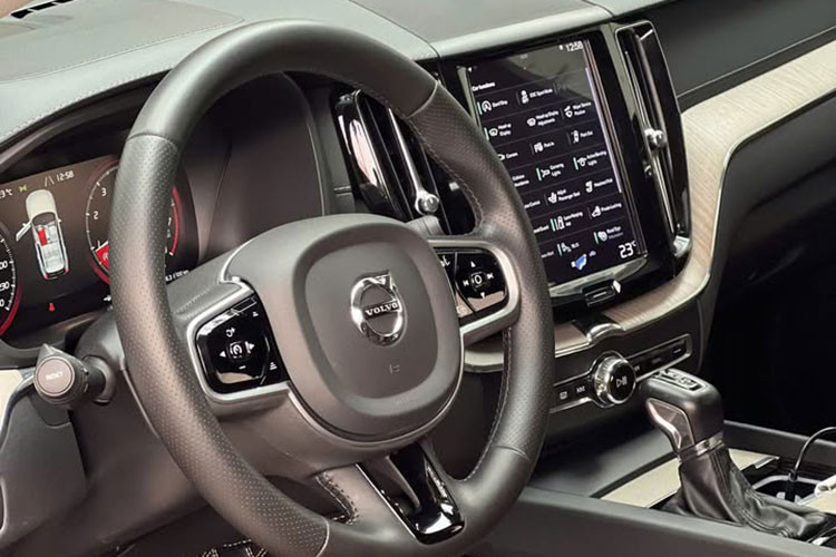 Ngoài ra, xe còn có Hệ thống kính cách âm 2 lớp, giúp cải thiện khả năng chống ồn trong khoang cabin. Ghế sau có chức năng gập điện, tiện lợi hơn cho việc mở rộng không gian chứa đồ. Màn hình hiển thị HUD trên kính lái, hỗ trợ quan sát thông tin vận hành dễ dàng hơn.