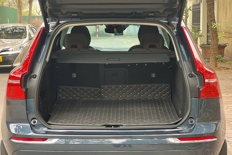 Volvo XC60 T6 Inscription 2019 trang bị động cơ I4 2.0L, kết hợp cả bộ tăng áp và siêu nạp. Công suất tối đa lên tới 320 mã lực tại 5.700 vòng/phút, mô-men xoắn cực đại 400Nm tại 5.400 vòng/phút. Động cơ này được kế thừa từ mẫu xe đàn anh Volvo XC90, mang lại khả năng vận hành mạnh mẽ, ổn định.