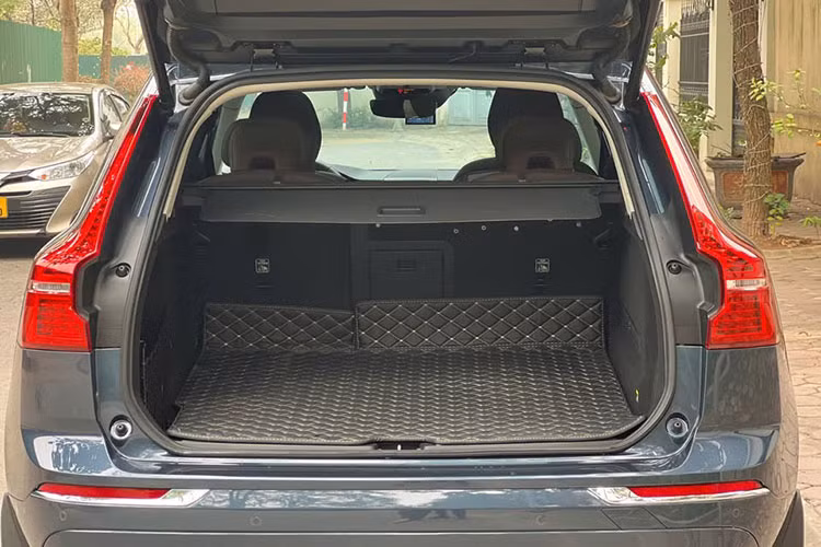 Volvo XC60 T6 Inscription 2019 trang bị động cơ I4 2.0L, kết hợp cả bộ tăng áp và siêu nạp. Công suất tối đa lên tới 320 mã lực tại 5.700 vòng/phút, mô-men xoắn cực đại 400Nm tại 5.400 vòng/phút. Động cơ này được kế thừa từ mẫu xe đàn anh Volvo XC90, mang lại khả năng vận hành mạnh mẽ, ổn định.