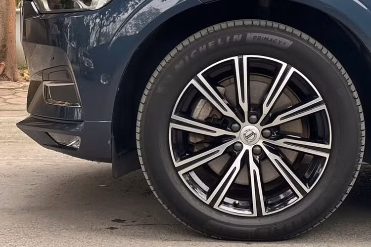 Một số điểm nổi bật về thiết kế: Hệ thống đèn LED toàn phần với thiết kế búa Thor đặc trưng của Volvo. Bộ mâm đa chấu 19 inch, mang đến dáng vẻ thể thao và vững chãi. Kích thước tổng thể 4.688 x 1.902 x 1.658 mm, với chiều dài cơ sở 2.865 mm. Khoảng sáng gầm xe 216 mm.