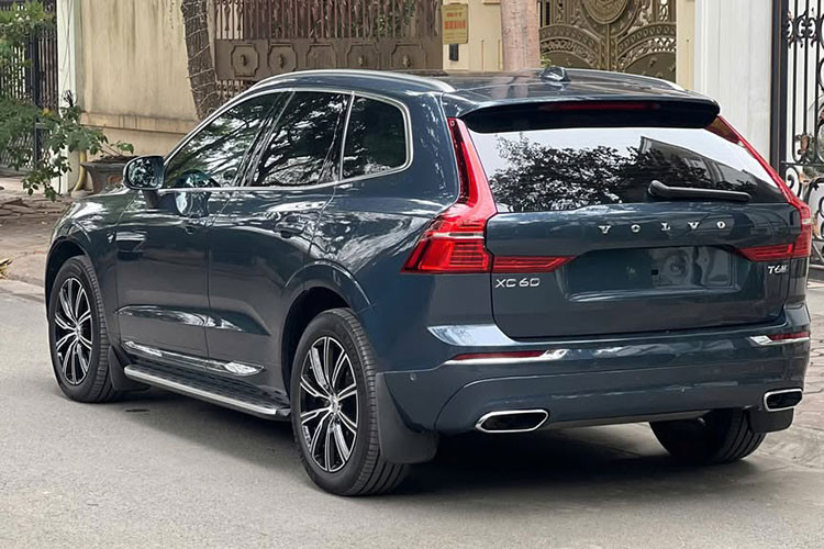 Theo người bán, khi mua mới, giá xe Volvo XC60 T6 Inscription 2019 bán ra hơn 3 tỷ đồng do được trang bị đầy đủ các tùy chọn cao cấp nhất (full option). Hiện tại, Volvo XC60 chính hãng đã chuyển sang nhập khẩu từ Malaysia với hai phiên bản: B6 (Mild-hybrid) có giá 2,32 tỷ đồng. T8 (Plug-in hybrid) có giá 2,89 tỷ đồng.