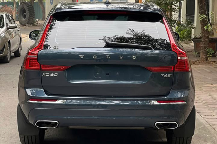 Chiếc xe SUV Volvo XC60 T6 Inscription 2019 này sở hữu ngoại thất màu ghi xanh, kết hợp các chi tiết mạ chrome tạo điểm nhấn sang trọng. Sau gần 6 năm sử dụng, lớp sơn vẫn giữ được độ bóng bẩy, không có dấu hiệu xuống cấp đáng kể.