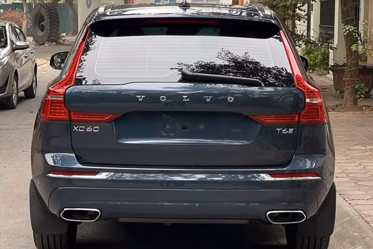 Chiếc xe SUV Volvo XC60 T6 Inscription 2019 này sở hữu ngoại thất màu ghi xanh, kết hợp các chi tiết mạ chrome tạo điểm nhấn sang trọng. Sau gần 6 năm sử dụng, lớp sơn vẫn giữ được độ bóng bẩy, không có dấu hiệu xuống cấp đáng kể.