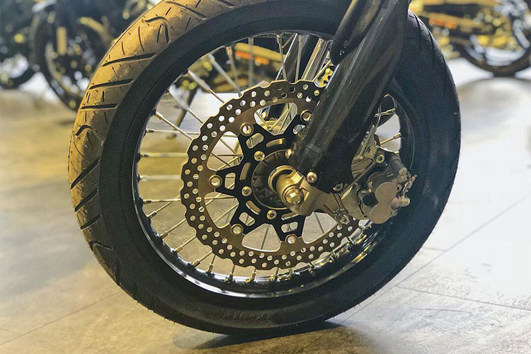 Kawasaki D-Tracker 150 2018 được trang bị phuộc trước USD màu vàng hành trình 35mm và dạng mono-sock ở sau - trang bị này giúp cho chiếc xe địa hình cỡ nhỏ có thể sử dụng đa dạng hơn trên mọi địa hình.