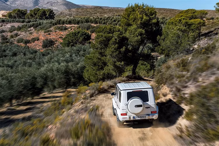 Theo thông tin từ phía nhà sản xuất Mercedes-Benz, chiếc xe chỉ mất 4,5 giây để tăng tốc từ 0-100km/h và đạt tốc độ tối đa 220km/h (có thể tăng lên thành 240km/h nếu đặt thêm gói tùy chọn AMG Driver's Package). 