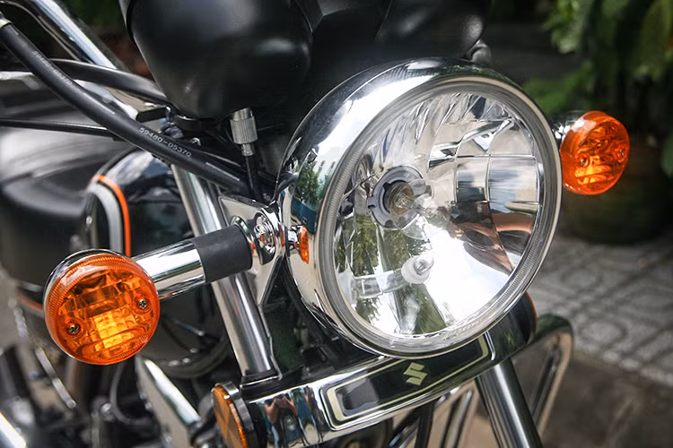 Ở phần đầu xe, Suzuki GN125 đời 2017 được trang bị đèn pha kiểu dáng mới nhưng vẫn là bóng đèn dạng halogen truyền thống. Bộ đèn xi-nhan mới hình giọt nước thiết kế mới, đời trước đèn tròn thô hơn. Bên dưới vẫn là mặt nạ nhỏ với chữ S cách điệu, biểu tượng của hãng xe Suzuki.