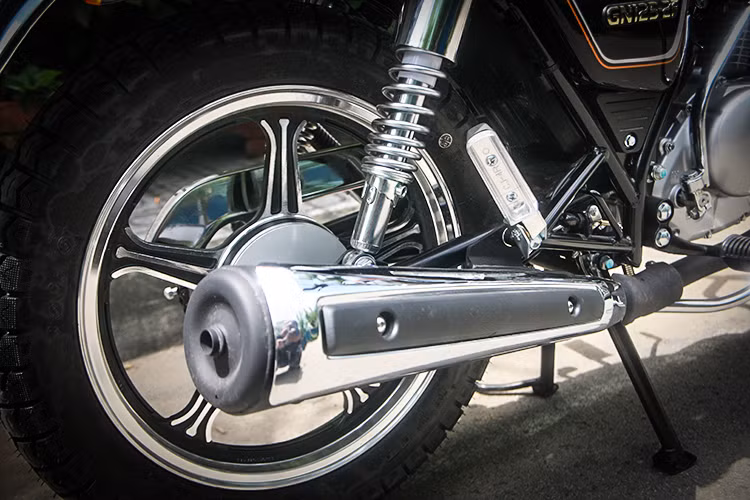 GN125-2F bản 2017 cũng được nâng cấp một số tính năng để đáp ứng tiêu chuẩn khí thải Euro 3 mới tại nhiều thị trường hiện nay như bộ chế hòa khí cơ hiệu Mikuni, hệ thống ống xả mới tích hợp bộ lọc khí thải. Ngoài ra, một điểm đáng chú ý khi hãng xe Nhật bổ sung thêm cần đạp khởi động.