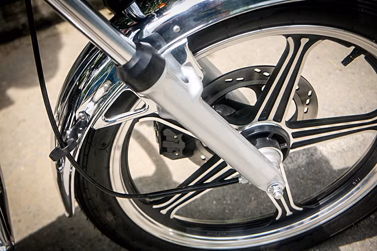 Khác với một số phiên bản cũ sử dụng vành nan, trên phiên bản 2017 này, hãng xe máy Suzuki trang bị cho GN125-2F cặp vành đúc 5 chấu với vành trước 18 inch và vành sau 16 inch, kết hợp với lốp không săm. Trang bị an toàn với phanh đĩa đơn trước 2 piston kẹp phanh và phanh trống sau.