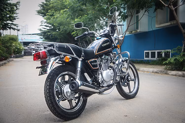 Ngoài việc được làm mới để phục vụ đa dạng các cung đường và đối tượng sử dụng - việc xuất hiện trở lại của mẫu xe GN125-2F 2017 lần này cũng có thể xem là sự "hồi sinh" dòng xe huyền thoại một thời trong tâm tưởng nhiều người đam mê xe máy Việt, đặc biệt là thương hiệu Suzuki.