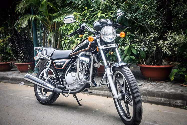 Suzuki GN125 thịnh hành tại thị trường Việt Nam trong những năm 1996-2001, dưới dạng xe nhập khẩu sau đó lắp ráp trong nước. Đến 2003, nó dần vắng bóng và không còn sản xuất. Hiện tại, những chiếc Suzuki GN125 bản 2017 đầu tiên về Việt Nam sở hữu khá đa dạng màu sắc, xe có giá tham khảo tại Quang Phương Motor ở TP HCM trên 40 triệu đồng.