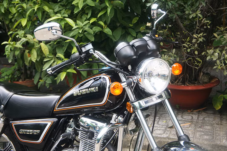 So với phiên bản cũ từng xuất hiện vào thập niên 90, Suzuki GN125-2F phiên bản mới vẫn giữ nguyên thiết kế. Mẫu xe côn tay 125 phân khối thuộc dòng cruiser, tư thế ngồi thấp, tay lái rộng, linh hoạt, dễ dàng điều khiển trong phố đông hay những hành trình dài không mỏi mệt.