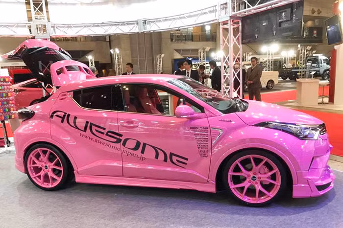 Nếu chiến thắng chung cuộc giải thưởng này là chiếc Toyota Vellfire chạm khắc và sơn kim loại của Kuhl Racing thì chiếc Toyota C-HR PINK này của Awesome Japan cũng vinh dự chiến thắng ở phân hạng xe SUV.