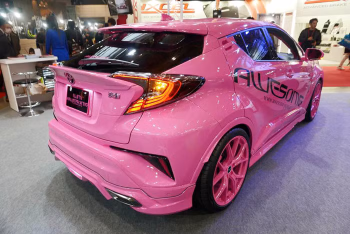 Nếu bạn là một fan cuồng của của chú mèo dễ thương Hello Kitty thì chiếc C-HR này là một lựa chọn không thể tuyệt vời hơn. Còn nếu bạn thuộc giới tính thứ 3, chiếc xe cũng đầy sức quyến rũ để cho bạn có thể cầm lái. 