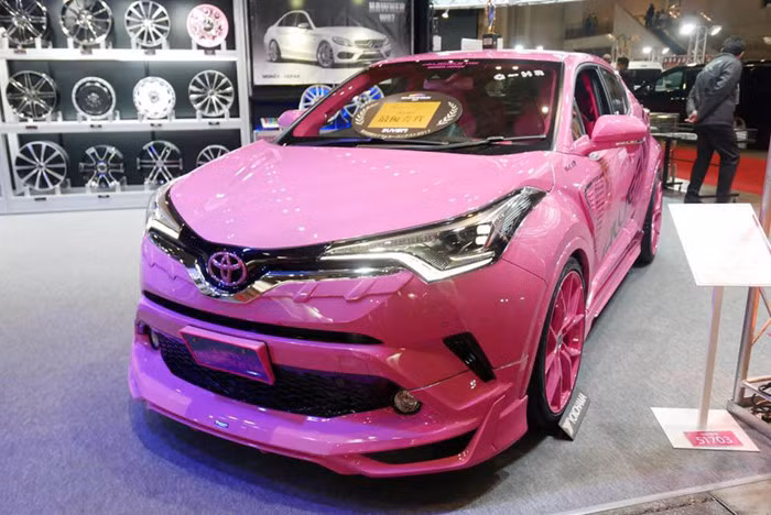 Đem tới triển lãm xe độ hàng đầu thế giới Tokyo Auto Salon 2017 (TAS 2017) vừa diễn ra tại Chiba, Nhật Bản, hãng độ Awesome Japan trình diễn dàn xe toàn màu hồng, đặc biệt là chiếc Toyota C-HR H độ đầy ấn tượng.