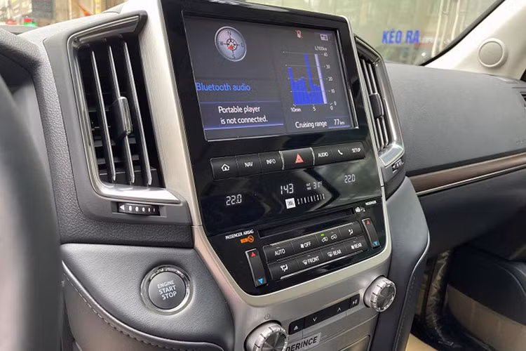 Những trang bị khác như cửa sổ trời cho hàng ghế trước, trang bị cặp màn hình giải trí cho hàng ghế phía sau. An toàn hơn với 10 túi khí đi kèm hệ thống an toàn Toyota Safety Sense.