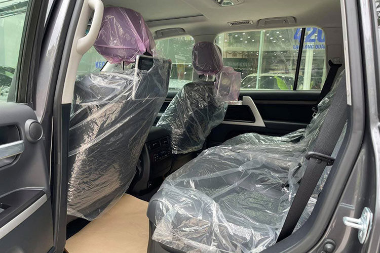 Xe đi kèm với các tính năng hỗ trợ vận hành nổi tiếng của dòng xe Land Cruiser như khóa vi sai trung tâm, lựa chọn chế độ đa địa hình (Multi-Terrain Select) và chế độ “Crawl Control” tự động vượt địa hình hỗ trợ xe vượt lún cát (nhẹ) hay hệ thống treo khí nén hỗ trợ nâng hạ gầm.