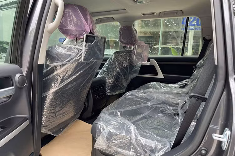 Xe đi kèm với các tính năng hỗ trợ vận hành nổi tiếng của dòng xe Land Cruiser như khóa vi sai trung tâm, lựa chọn chế độ đa địa hình (Multi-Terrain Select) và chế độ “Crawl Control” tự động vượt địa hình hỗ trợ xe vượt lún cát (nhẹ) hay hệ thống treo khí nén hỗ trợ nâng hạ gầm.