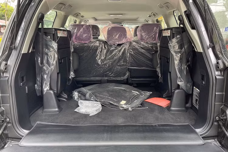 Giá xe Toyota Land Cruiser VXS Executive Lounge 2021 trong bài viết này đang được đại lý tư nhân chào bán với mức khoảng hơn 6,6 tỷ đồng, đắt gấp đôi phiên bản xe nhập khẩu Nhật bản đang được bán ra chính hãng.