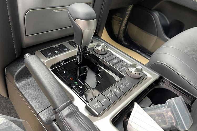 Bên dưới nắp ca-pô Land Cruiser phiên bản cao cấp VXS Executive Lounge 2021 là động cơ V8 dung tích 4.6 lít có công suất tối đa 305 mã lực tại 5.500 vòng/phút và mô-men xoắn cực đại 439 Nm đạt được tại 3.400 vòng/phút. Sức mạnh được truyền xuống 4 bánh toàn thời gian thông qua hộp số tự động 6 cấp.