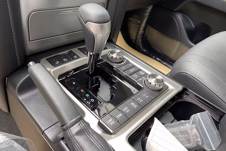 Bên dưới nắp ca-pô Land Cruiser phiên bản cao cấp VXS Executive Lounge 2021 là động cơ V8 dung tích 4.6 lít có công suất tối đa 305 mã lực tại 5.500 vòng/phút và mô-men xoắn cực đại 439 Nm đạt được tại 3.400 vòng/phút. Sức mạnh được truyền xuống 4 bánh toàn thời gian thông qua hộp số tự động 6 cấp.