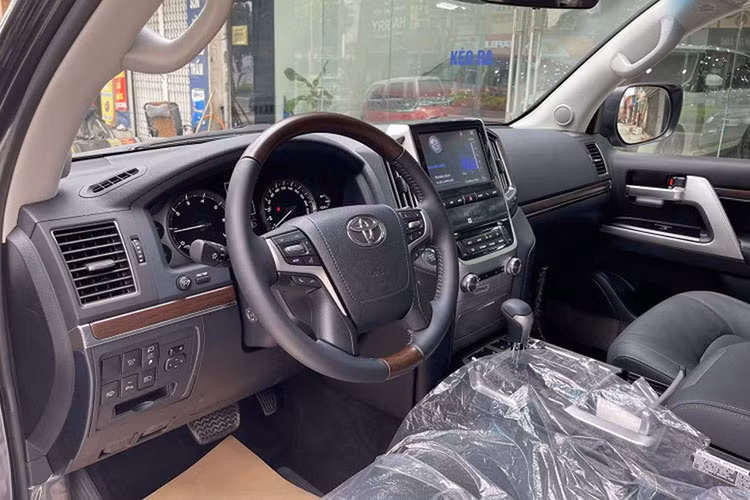 Bên trong khoang lái, Toyota Land Cruiser Executive Lounge 2021 nhập Nga không có sự khác biệt về thiết kế tổng thể so với những "người anh em" khác với sự kết hợp của 2 tông màu đen/nâu.