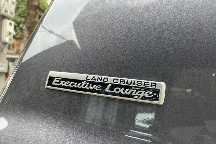 Đối với những chiếc Toyota Land Cruiser nhập khẩu thông qua đại lý tư nhân với xuất xứ từ Nga này, đây là xe được trang bị "full option". Theo đó, Toyota Land Cruiser 2021 sở hữu lưới tản nhiệt là thanh nan ngang mạ crom, logo 3D chứa hệ thống radar trong gói công nghệ an toàn cao cấp.