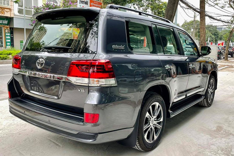 Trước khi thế hệ mới xuất hiện, đây rất có thể sẽ là chiếc Toyota Land Cruiser 2021 cuối cùng được nhập khẩu về nước và hiện xe đang được một số đại lý kinh doanh xe tư nhân rao bán với mức giá gần 7 tỷ đồng. Đặc biệt, chiếc Toyota Land Cruiser này còn sở hữu màu ngoại thất xám lông chuột được coi là "hàng hiếm" tại Việt Nam và có nguồn gốc nhập khẩu nguyên chiếc từ Nga.