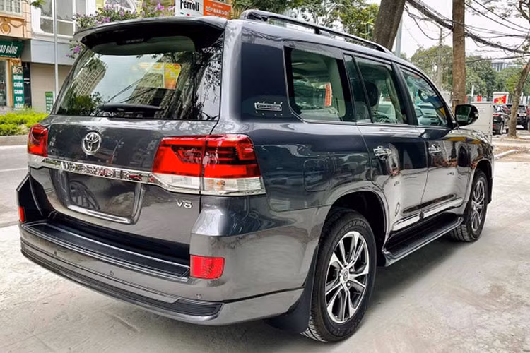 Trước khi thế hệ mới xuất hiện, đây rất có thể sẽ là chiếc Toyota Land Cruiser 2021 cuối cùng được nhập khẩu về nước và hiện xe đang được một số đại lý kinh doanh xe tư nhân rao bán với mức giá gần 7 tỷ đồng. Đặc biệt, chiếc Toyota Land Cruiser này còn sở hữu màu ngoại thất xám lông chuột được coi là "hàng hiếm" tại Việt Nam và có nguồn gốc nhập khẩu nguyên chiếc từ Nga.