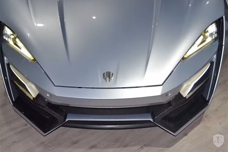 Một chiếc siêu xe Lykan Hypersport mới hoàn toàn được bán tại Dubai. Theo James Edition, nó có giá bán 3,335 triệu USD (khoảng 75 tỷ đồng) và đây là 1 trong 7 chiếc Lykan Hypersport trên toàn thế giới.